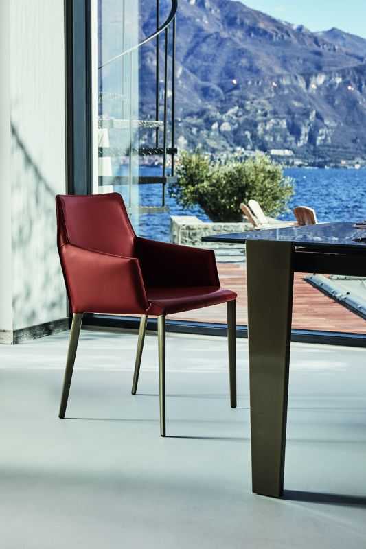 SEDIA CON BRACCIOLI E GAMBE IN METALLO - SALLY