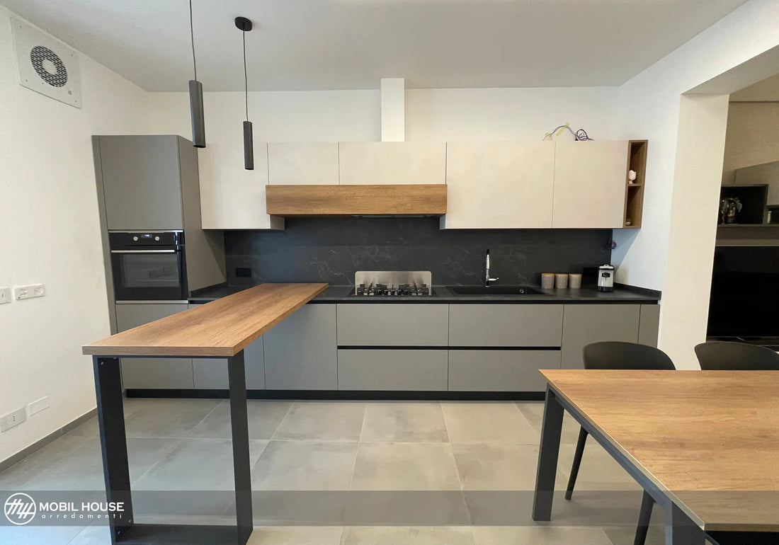 Cucina componibile su misura con spezzature in rovere nodato e zona living